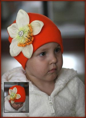 Оранжевая шапочка с орхидеей Каттлея..