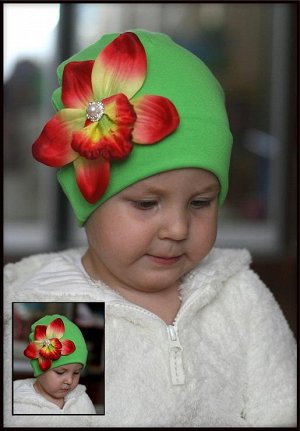 Зеленая шапочка с орхидеей Каттлея..