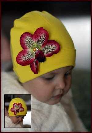 Желтая шапочка с орхидеей "Бриджит"..