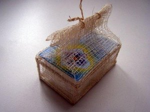 Кристалл (плавл.брусок) в подарочной упаковке, плетеной из пальмы Рапия)