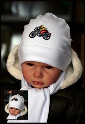 Шапочка для мальчика белая с мотоциклом…