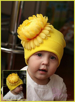 Желтая шапочка с хризантемой..
