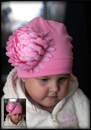 Розовая шапка с хризантемой..