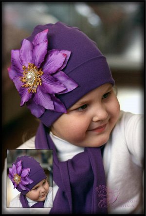 Фиолетовая шапочка с клематисом..