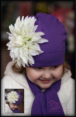 Фиолетовая шапочка с красивущим георгином..