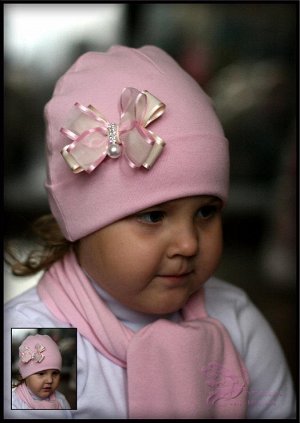 Бледно-розовая шапочка с бантиком Люси..