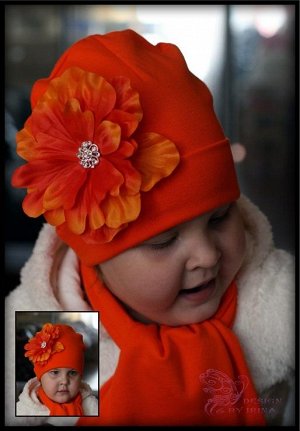 Оранжевая шапочка с гибискусом..