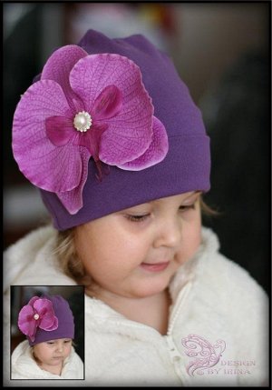 Фиолетовая шапка с крупной орхидеей..