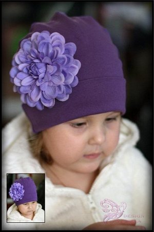 Фиолетовая шапка с небольшим георгинчиком..