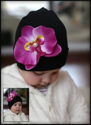 Черная шапочка с сиреневой орхидеей...