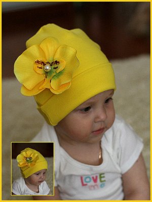 Желтая шапочка с желтой орхидеей.