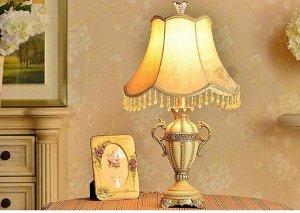 Настольная лампа с абажуром