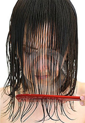 Шаг 1 Вымойте волосы, слегка подсушите, удалив влажность примерно на 30-40% - меньше, чем вполовину. Если Ваши волосы влажные, но не мокрые, то они готовы к завиванию;