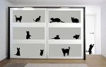 на шкаф котята