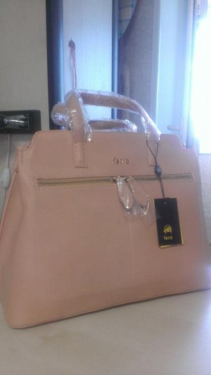 Качественная сумка модного пудрового цвета фирмы FERRO. Ещё актуально