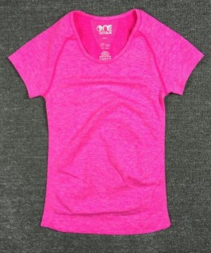 футболка Женская футболка для активных физических нагрузок и на каждый день. Выполнена из качественных материалов с небольшим добавлением спандекса, благодаря которым изделие хорошо садится по фигуре.