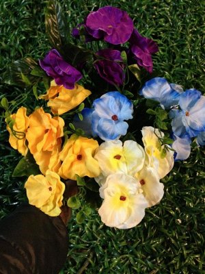Орхидеи 2шт желтая,
2шт розовая,
2шт голубых,
5шт красных,
1шт белая,
4шт фиолетовых