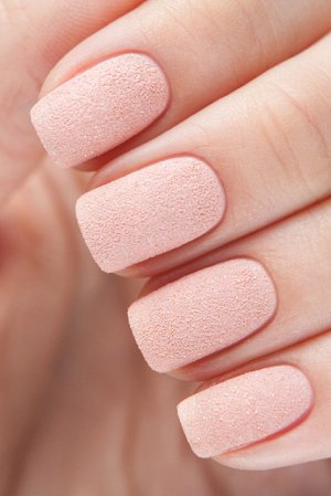 Sugar  02 Розовато-персиковый лак, со множеством золотого глиттера, который одинаково хорошо виден и в бутылочке, и на ногтях.