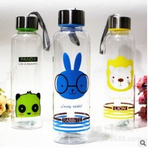 Пластиковая бутылка с животными