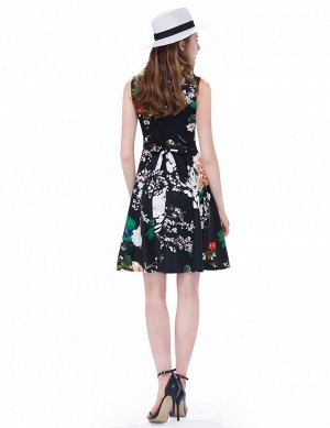 Короткое платье с крупным цветочным рисунком