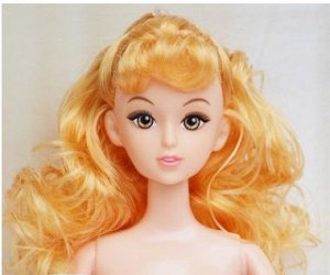 Кукла без одежды с распущенными желтоватыми волнистыми волосами