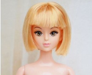 Кукла без одежды с короткими желтоватыми волосами