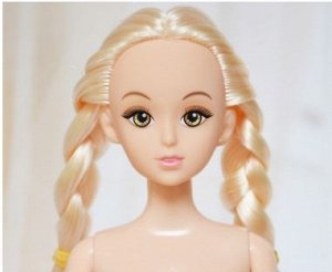 Кукла без одежды со светлыми волосами, заплетенными в две косы