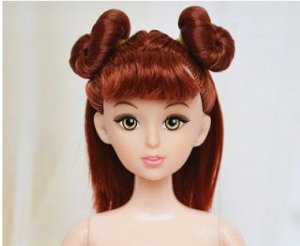 Кукла без одежды с темными волосами, закрученными в два пучка