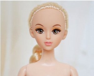 Кукла без одежды со светлыми волосами, заплетенными в косу