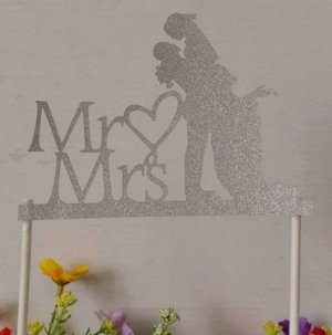 Надпись "Mr&Mrs" на шпажках