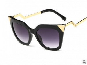 Солнцезащитные очки черные с золотыми зигзагообразными дужками