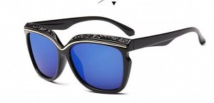 Солнцезащитные очки черные с синими стеклами и белыми камнями на оправе