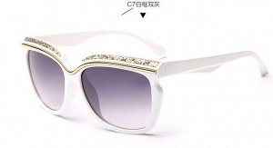 Солнцезащитные очки белые с белыми камнями на оправе