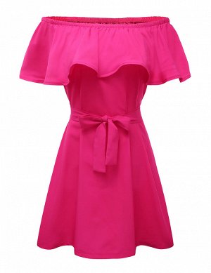 Ярко-розовое платье с обнаженными плечами