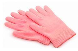 Перчатки SPA перчатки пропитаны специальной гелевой прокладкой, которая содержит восстанавливающие и питательные ингредиенты. Они моментально смягчают и разглаживают кожу рук, стираются следы времени.