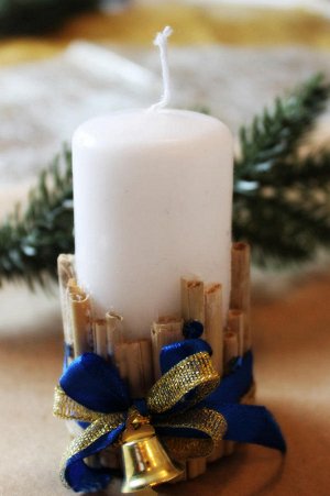 Свеча Свеча декорированная лентами, колокольчиком, декоративной травой и искусственным снегом.