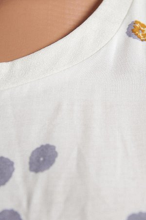 - белый Блуза женская. Женская блуза свободного кроя, выполнена из хлопка. Контрастное сочетание белого цвета и яркого принта делают модель более оригинальной и эффектной. Параметры изделия: 42 размер