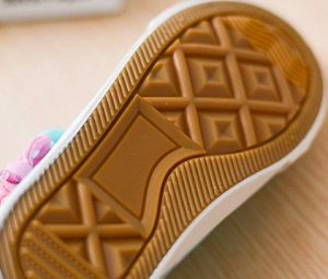 Кеды Сегодня одной из самых популярных типов обуви являются кеды. Это уже не только спортивная обувь, а стильная повседневная. В отличие от кроссовок и других видов спортивной обуви, подошва кед изгот