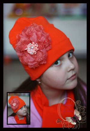 Оранжевая шапочка с цветком «Инга»...