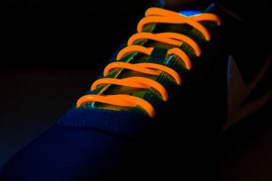 Оранжевые Одной упаковки может хватить на две пары обуви! В упаковке 2 шнурка по 120см.
Любителям дискотек и ночных клубов придутся по вкусу флуоресцентные свойства желтого, зеленого, оранжевого и кра