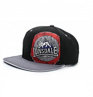 Бейсболка Стильная кепка от Lonsdale. Модель выполнена из высококачественного мягкого хлопка черного цвета и декорирована принтом и нашивкой с логотипом бренда спереди. Детали: прямой козырек серого о