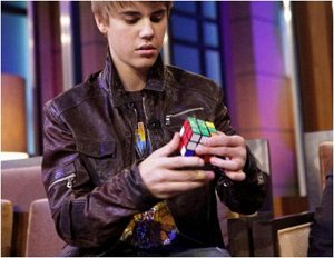 Инфо Джастин выбрал хобби из 1980-х. Музыкант обожает складывать кубик Рубика и может это сделать за 1 минуту 23 секунды.