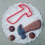 Молоток, пластиковая форма для печенья