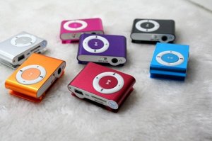 MP3 плеер MP3 плеер. Интерфейс: USB 2.0. Время работы до 4 часов. КАРТА ПАМЯТИ, НАУШНИКИ И ЗАРЯДНОЕ УСТРОЙСТВО В КОМПЛЕКТ НЕ ВХОДЯТ. Расцветки разные.