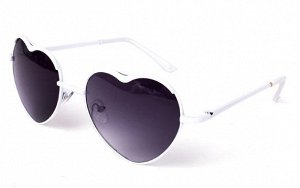 Солнцезащитные очки в форме сердца с черными стеклами в белой оправе