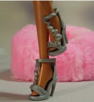 2284799 мини-обувь для куклы; цвет СЕРЫЙ; материал пластик; размер: 2-3см