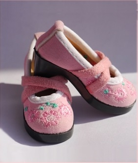 2286255 обувь на куклу туфли вышитые на каблуках PS019: цвет РОЗОВЫЙ: материал ткань пластик; размер куклы см: 60