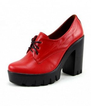 Модные красные туфли  