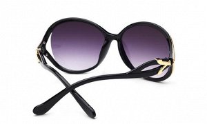 Солнцезащитные очки черные с перекрученной дужкой