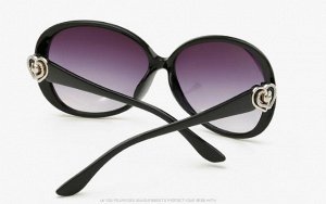 Солнцезащитные очки черные с сердечками на дужках